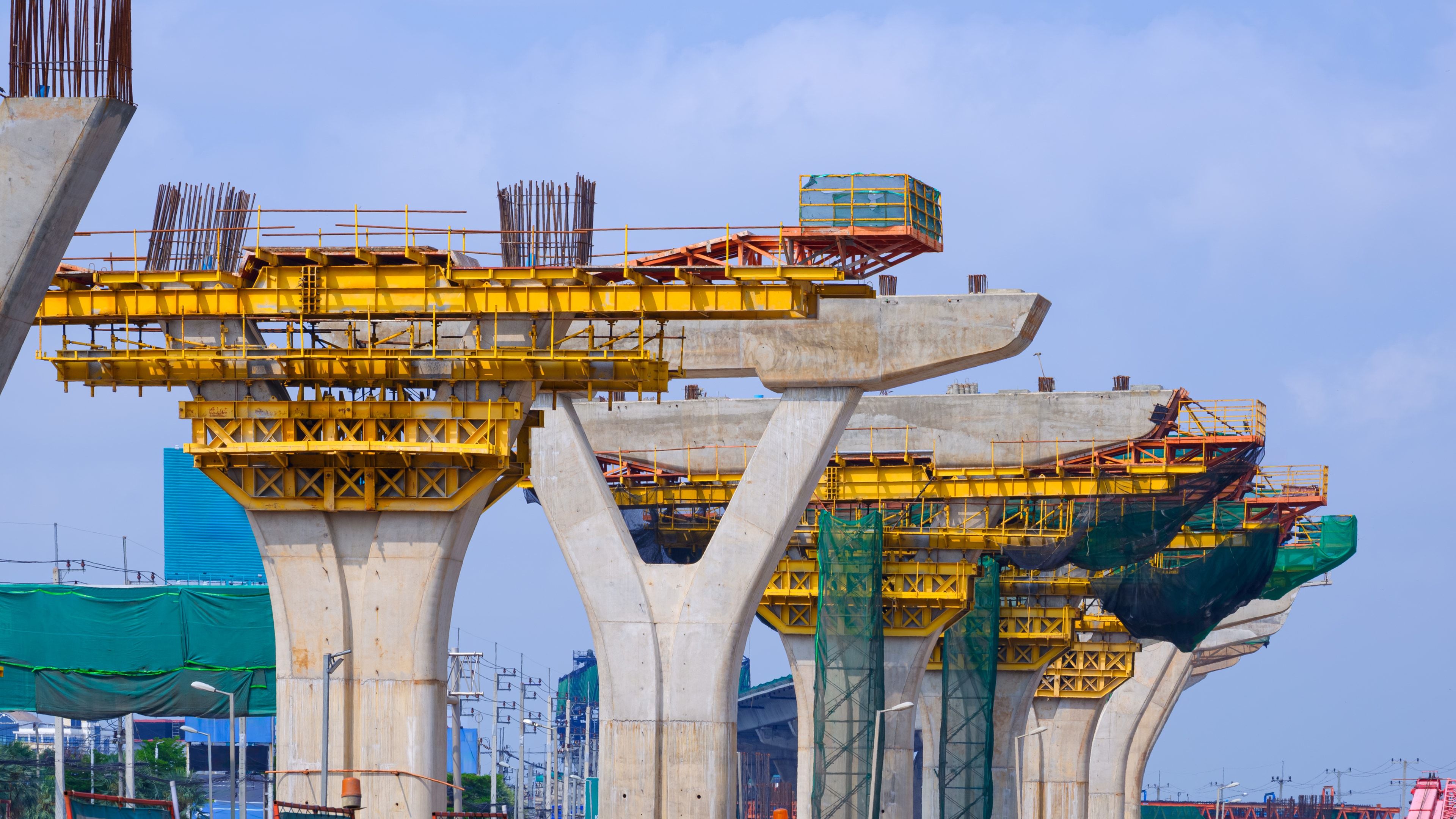 Carros de encofrado sobre pilas de un viaducto de hormigón en construcción