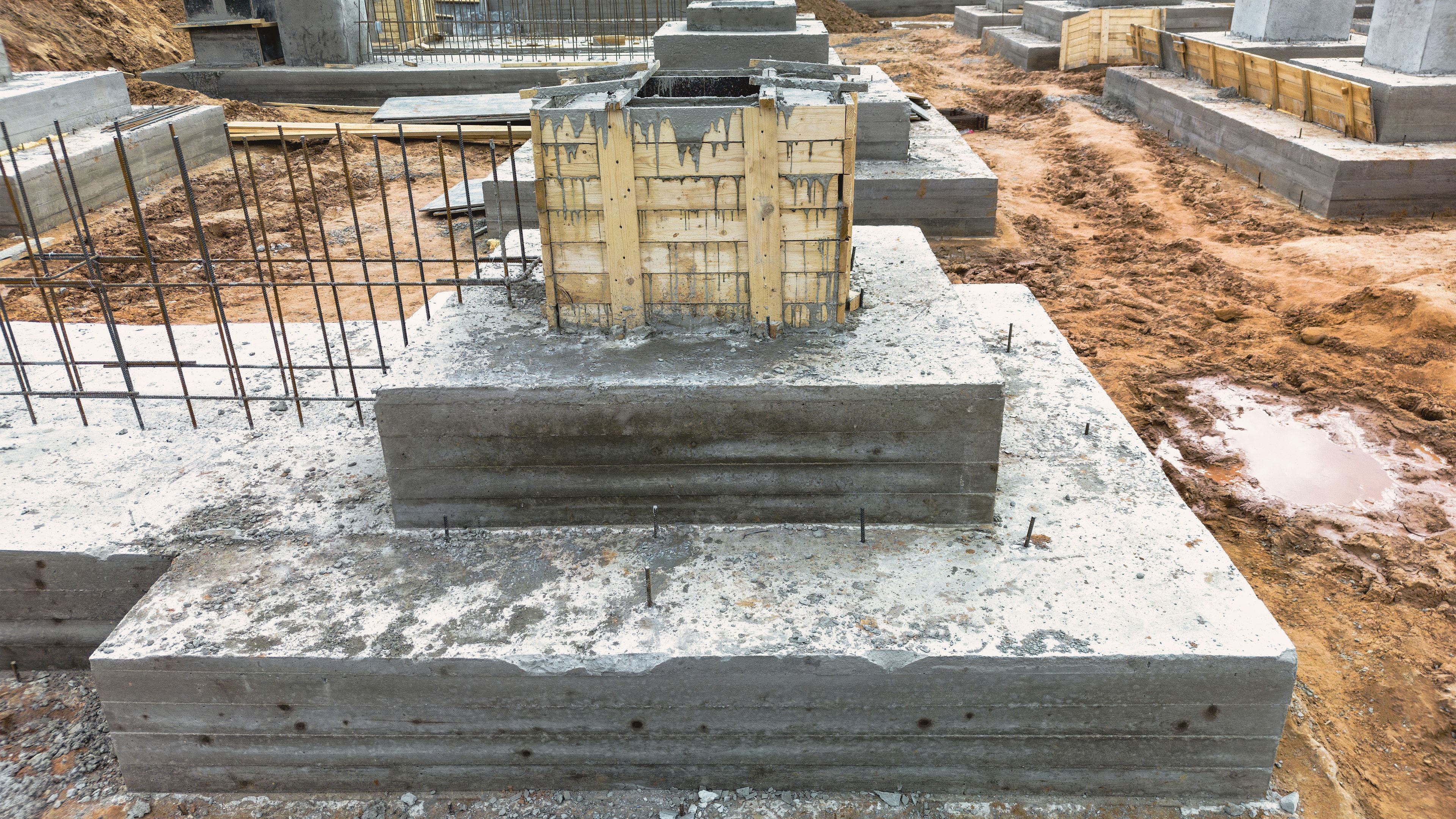 Encofrado de pilar y cimentaciones de hormigón en una obra de construcción