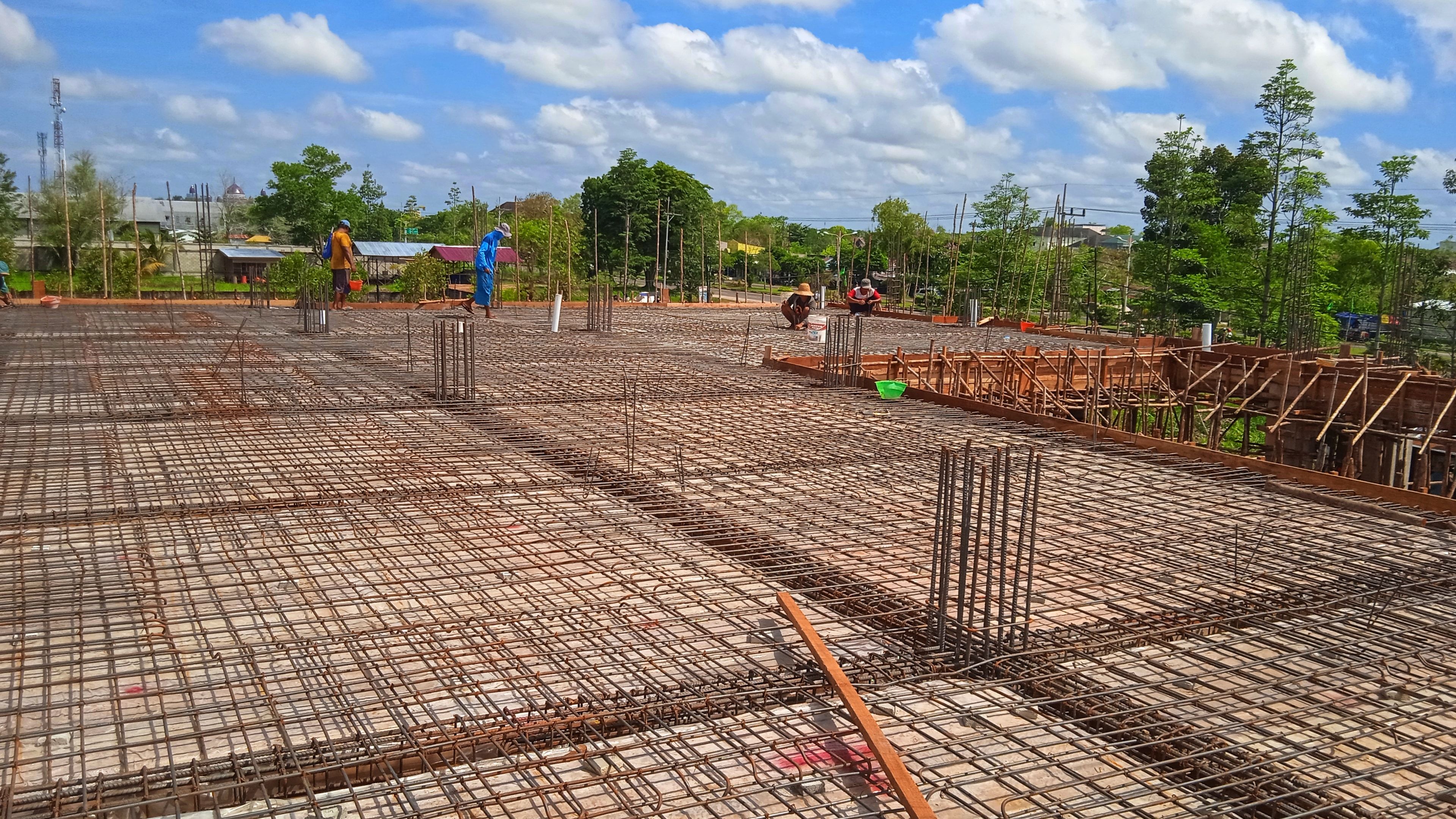 Forjado de hormigón armado en construcción que requiere apuntalamiento
