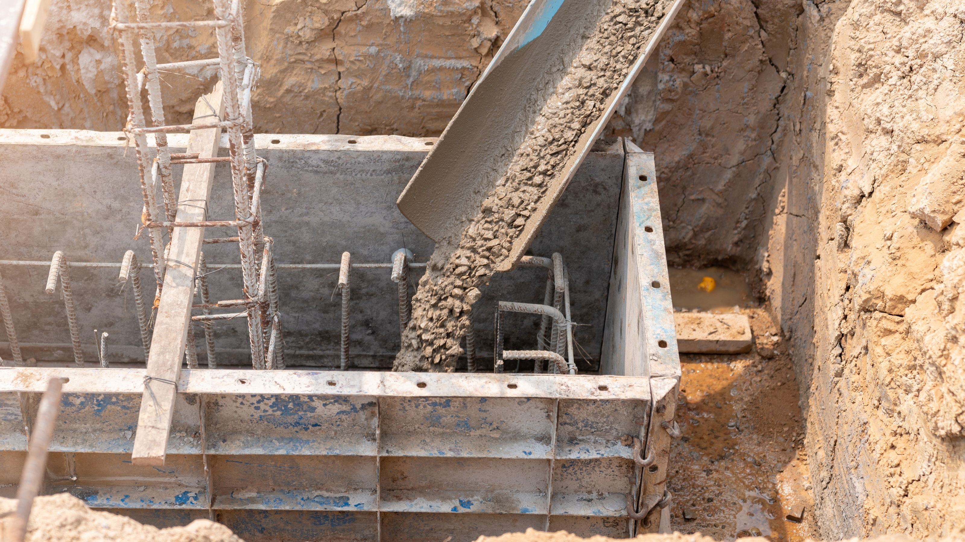 Vertido de hormigón en un encofrado metálico de cimentación