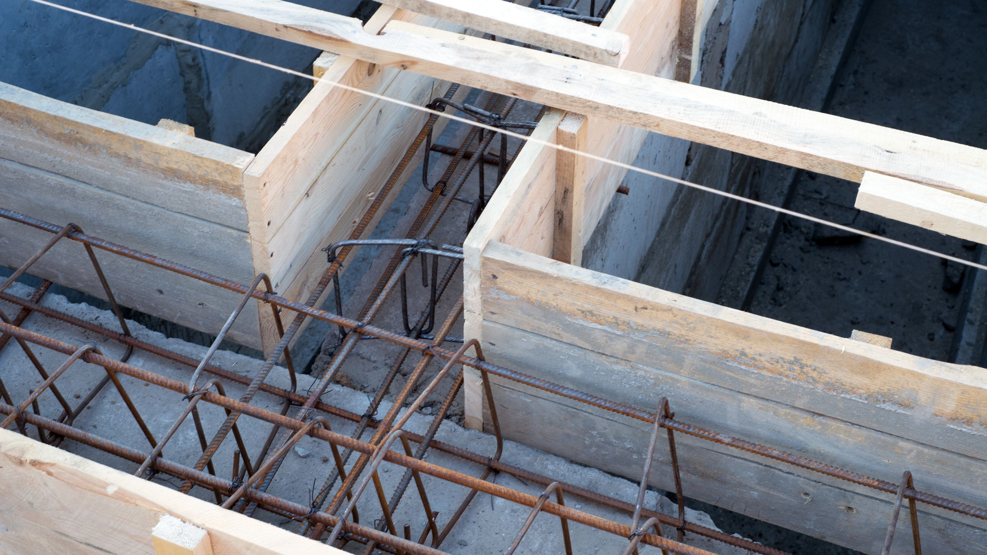 Tableros de madera de encofrado y ferralla en una obra de hormigón